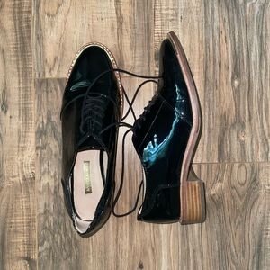 Louise et Vie  patent leather derby shoes.